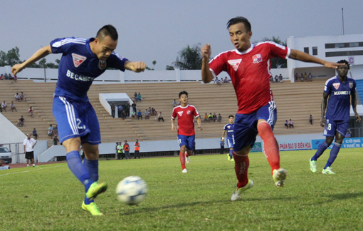  Trịnh Quang Vinh (trái) cầu thủ ghi bàn thắng duy nhất giúp B.BD thắng TQN 1-0